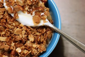 granola-bowl-_flickr_stacey-spensley